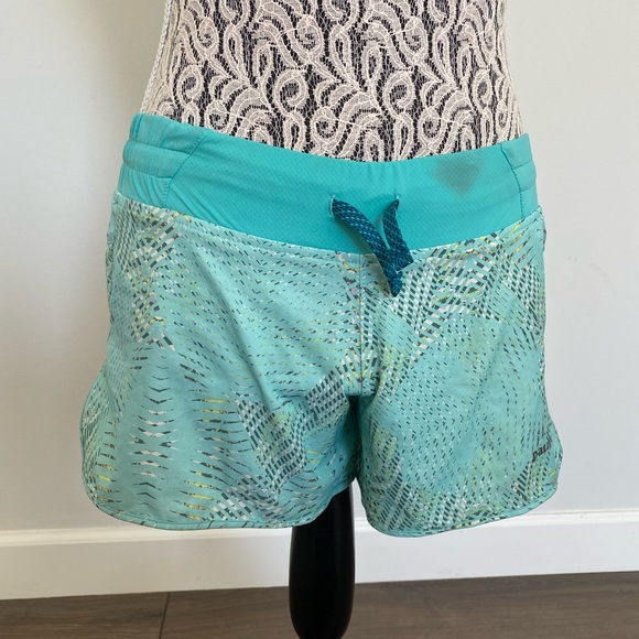 Patagonia workout shorts with tropical design - Picture 1 of 3